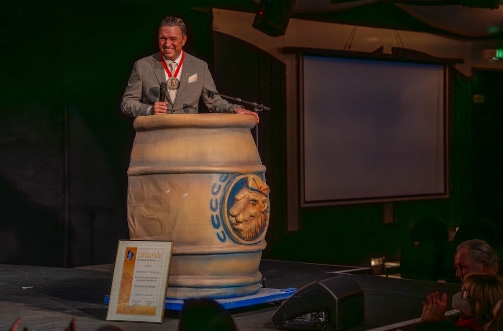 Glanzvoller Abend im Theater an der Kö: Oliver Wilmering erhält die Karl-Klinzing-Plakette 2025