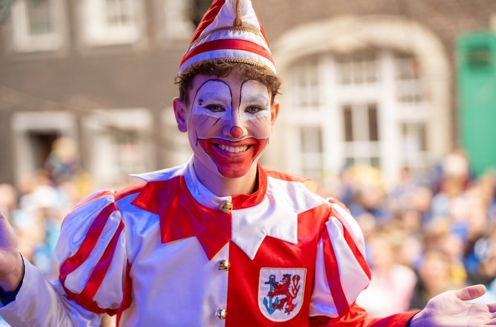 Kinder-Hoppeditz feiert närrisches Erwachen vor großer Kulisse