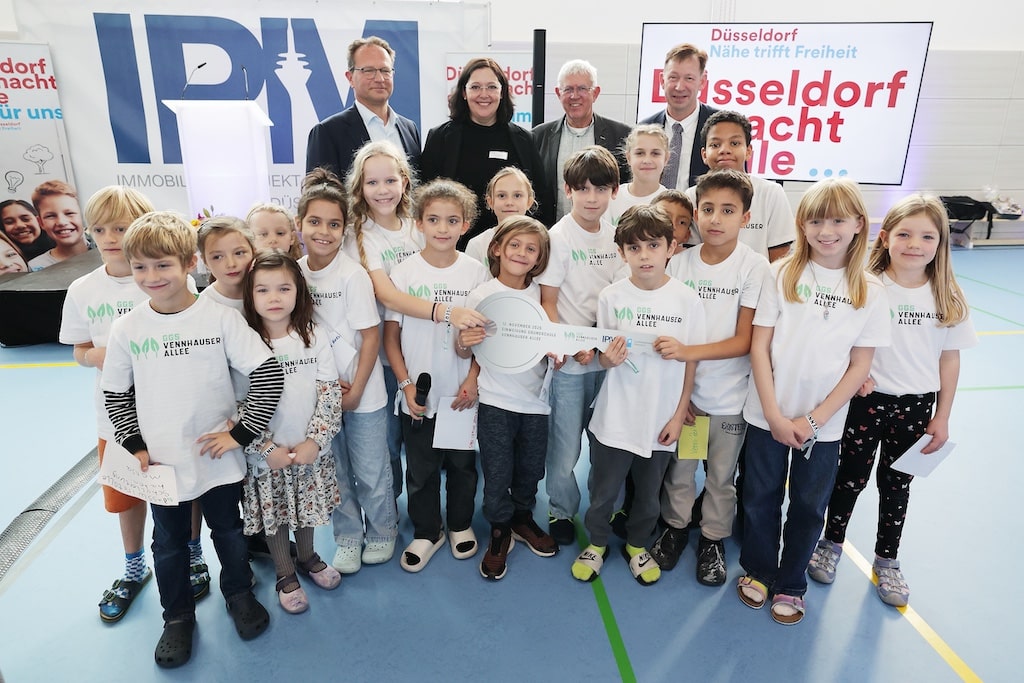 Die Schlüsselübergabe mit (v.r.) Stadtdirektor Burkhard Hintzsche, Peter Zerfaß, Leiter der Alfred-Herrhausen-Schule, Melanie Gröbmeyer, Leiterin der GGS Vennhauser Allee, Marc Stockfisch, IPM-Projektleiter, und Schülerinnen und Schülern. © Landeshauptstadt Düsseldorf/David Young