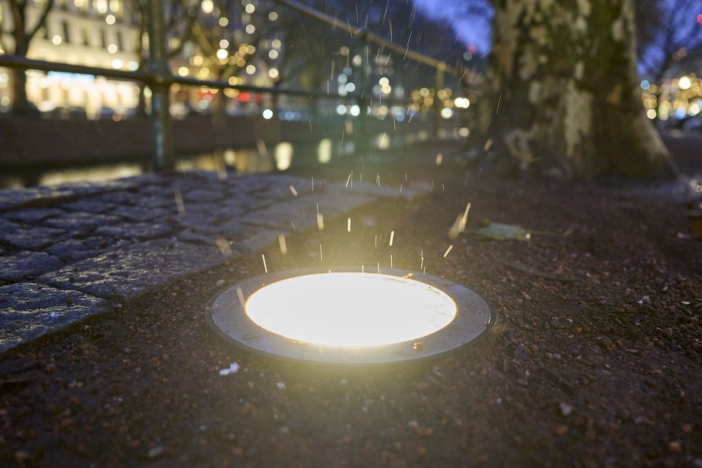 Ein neuer Bodenstrahler  bei dem die alten Leuchten durch moderne und energieeffiziente LED-Strahler ersetzt wurden. © Landeshauptstadt Düsseldorf/Claus Langer