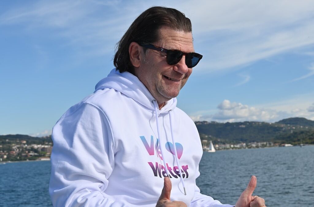 Blauer Plüschwal „Finni“ erobert die Herzen – boot Düsseldorf startet mit neuem Merchstore in die Wintersaison