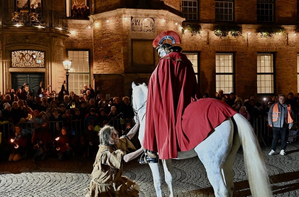 Glanz und Gänsehaut: Sankt Martin teilt wieder seinen Mantel in der Düsseldorfer Altstadt