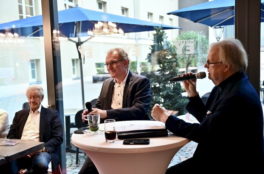 IHK-Hauptgeschäftsführer Gregor Berghausen begeistert beim 24. Talk im ausverkauften Mutter-Ey Kunst-Kaffee