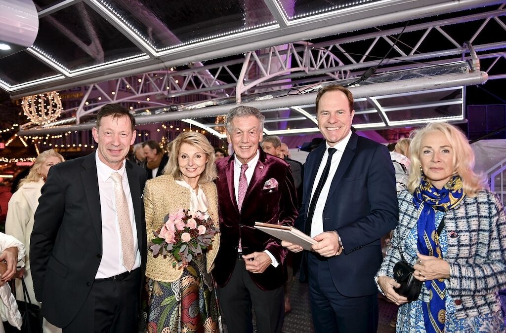 Hochzeit über der Altstadt: Wolfgang Rolshoven und Christel Tzourmbakis geben sich im Riesenrad das Jawort