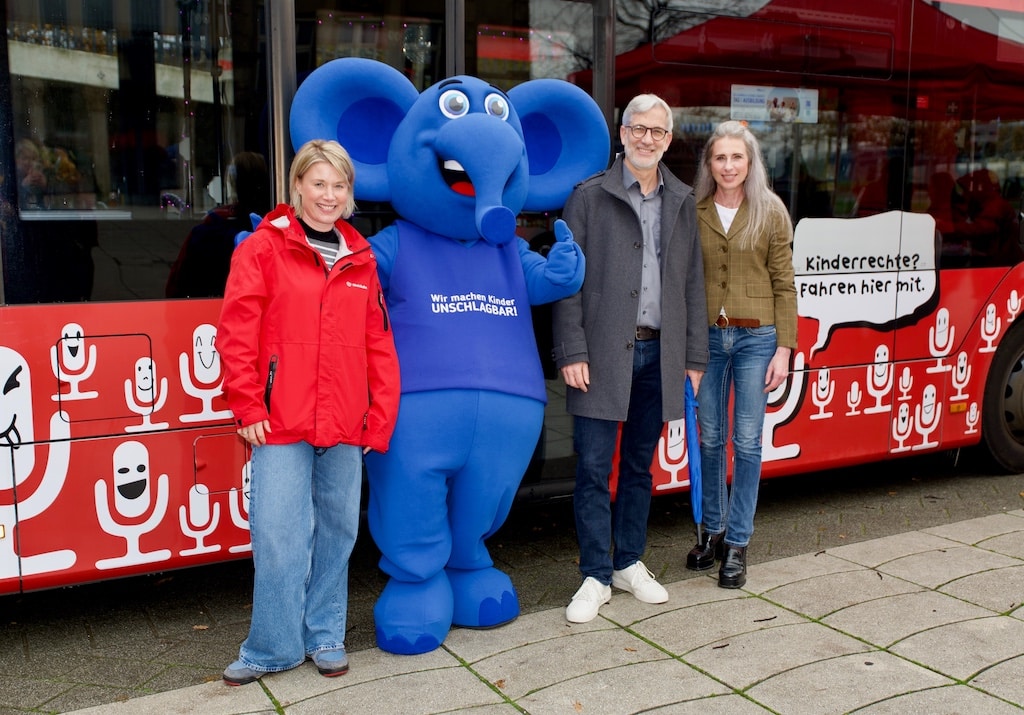 Gina Niemeier, Abteilungsleiterin Kooperationen und Erlebnisse bei der Rheinbahn, der Blaue Elefant, Dr. Hauke Duckwitz, 1. Vorsitzender des Kinderschutzbundes, und Schirmherrin Dr. Vera Vitzthum freuen sich über die große Teilnehme am Aktionstag. © Rheinbahn