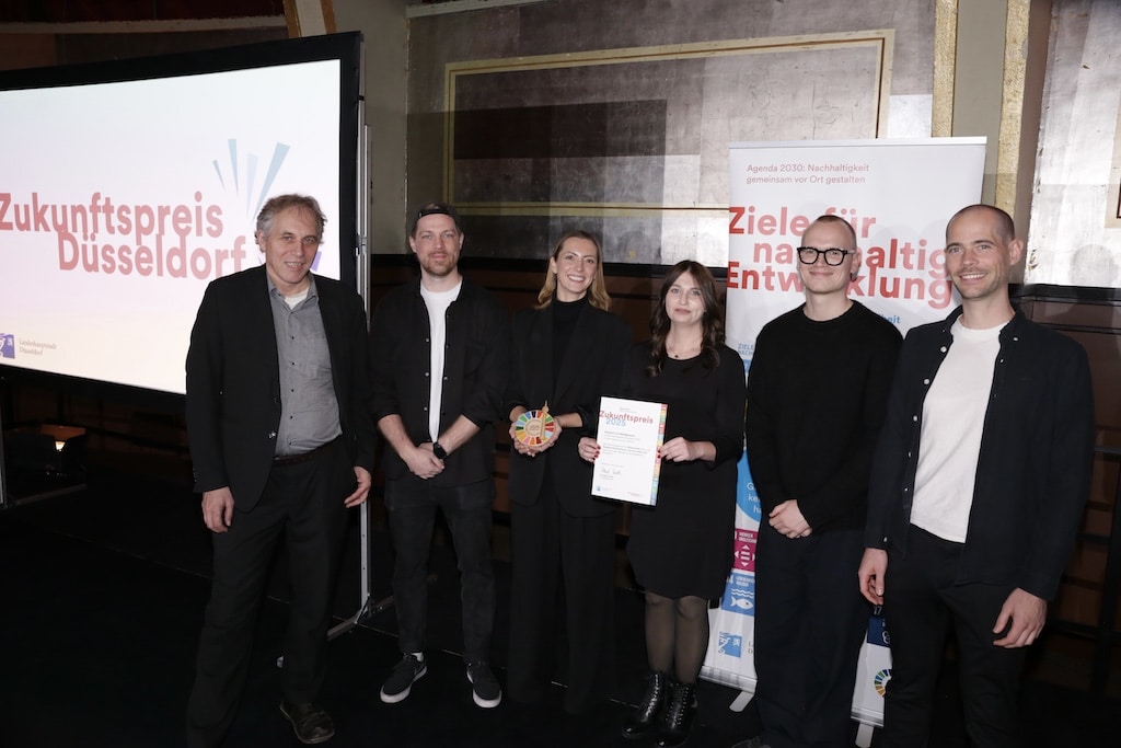 Beigeordneter Jochen Kral (l.) gemeinsam mit der Nachbarschaftsinitiative „Hermann blüht auf“ - den diesjährigen Zweitplatzierten des Düsseldorfer Zukunftspreises. © Landeshauptstadt Düsseldorf/Ingo Lammert
