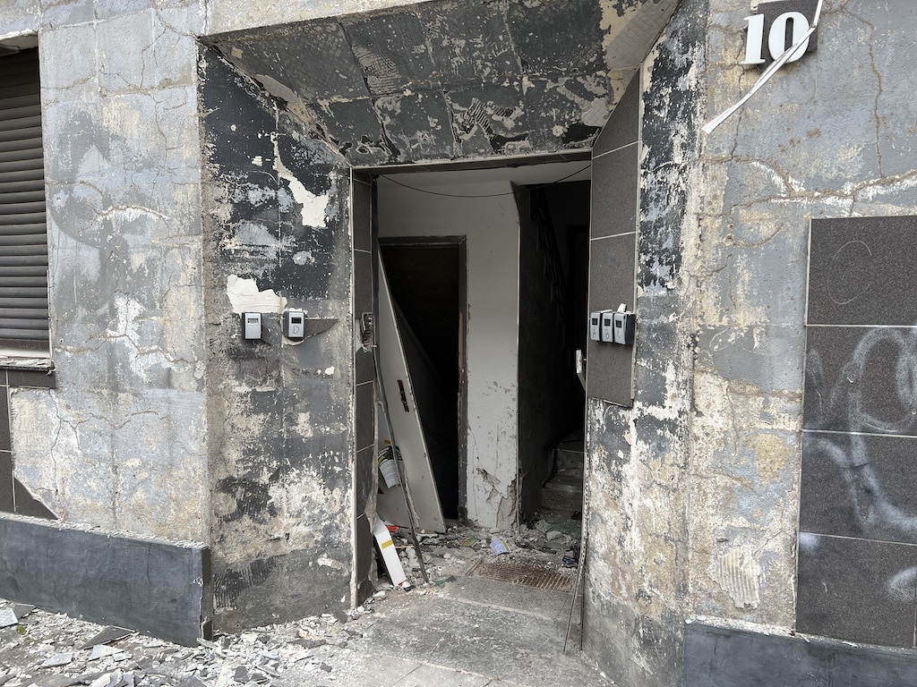 Explosion an Mehrfamilienhaus - Haustür und Eingangsbereich beschädigt © Lokalbüro