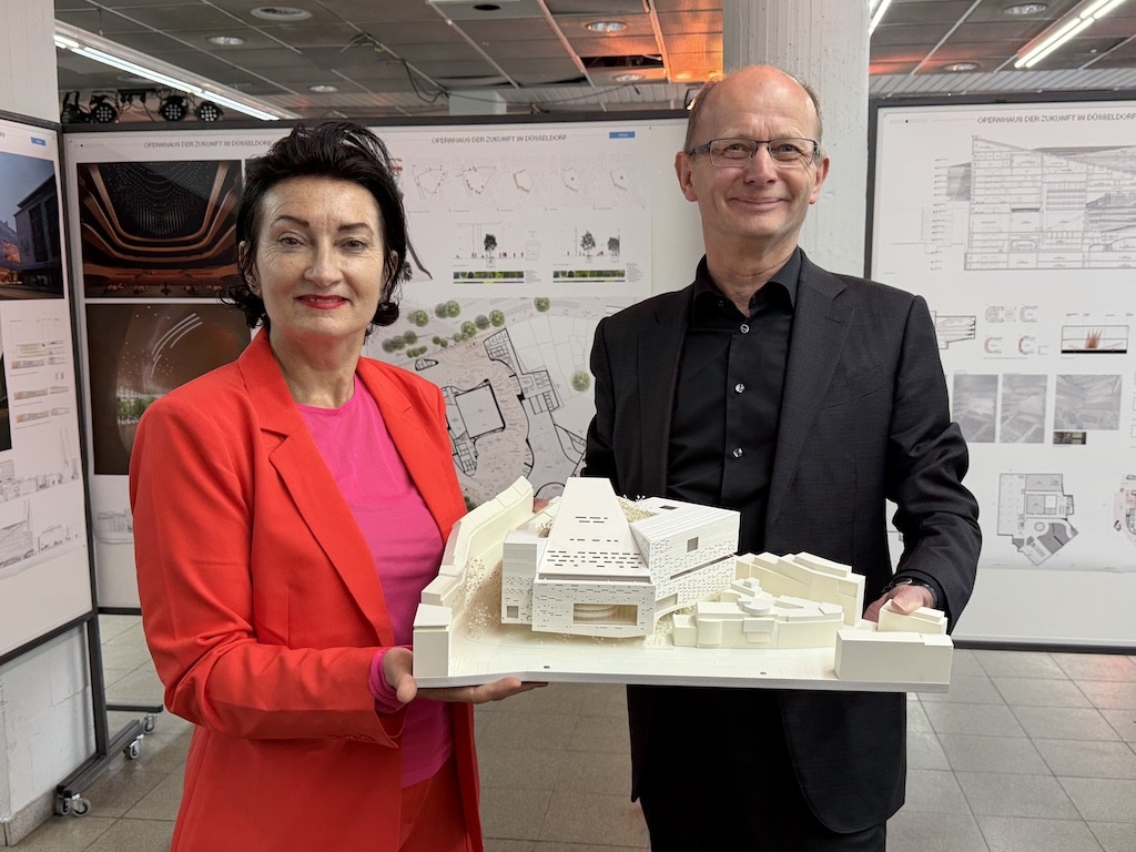 Kulturdezernentin Miriam Koch und einer Farwick, Leiter des Preisgerichtes, präsentieren den Siegerentwurf. © LB /Manfred Fammler