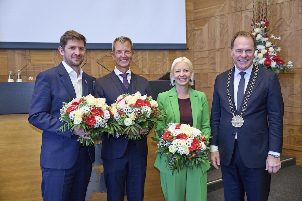Gewählt wurden drei Stellvertreter des Oberbürgermeisters: OB Dr. Stephan Keller mit der Bürgermeisterin Clara Gerlach sowie mit den Bürgermeistern Josef Hinkel  (2.v.l.) und Fabian Zachel (l.). © Landeshauptstadt Düsseldorf/Claus Langer