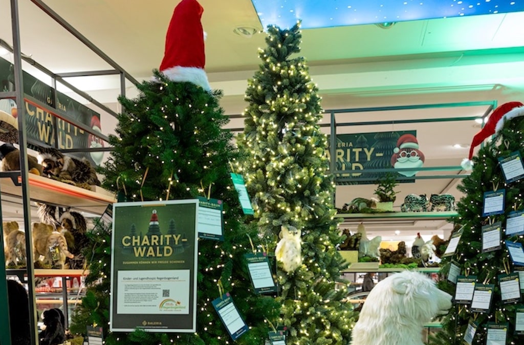 GALERIA eröffnet Charity-Wald am 14. November mit Jana Ina Zarrella und Fortuna-Legendenspieler Oliver Fink