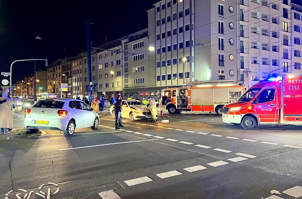 Verkehrsunfall am Wehrhahn – Zwei Pkw stoßen auf Kreuzung zusammen