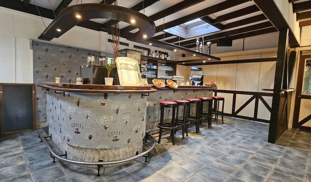 Die Theke im Clubheim hat schon einen neuen Anstrich bekommen, der Rest folgt © Winfried Raffel, TVA