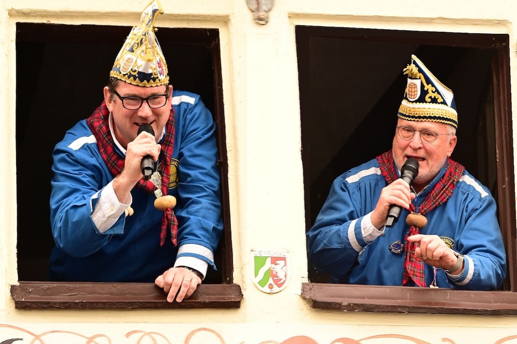 Der neue Tonnenbauer  Burkhard Weiss und Ehrenpräsident Karl-Hans Danzeglocke  © Sabine Hanna