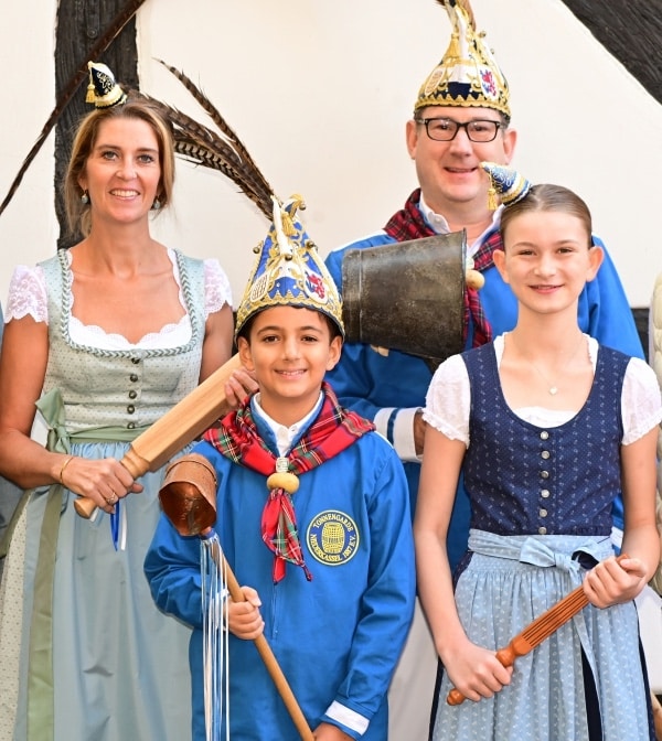 Kindertonnenbauer Kian und Kindertonnenbäuerin Sophie mit Tonnenbauer Burkhard mit seiner Tonnenbäuerin Alexandra © Sabine Hanna