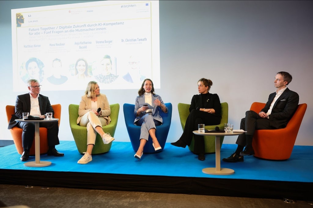 v.l. Christian Temath (K I, NRW), Verena Burger (Bundesagentur für Arbeit), Anja Katharina Bezold, Wirtschaftsministerin Mona Neubaur, Matthias Körner (RP) © Andreas Rentz