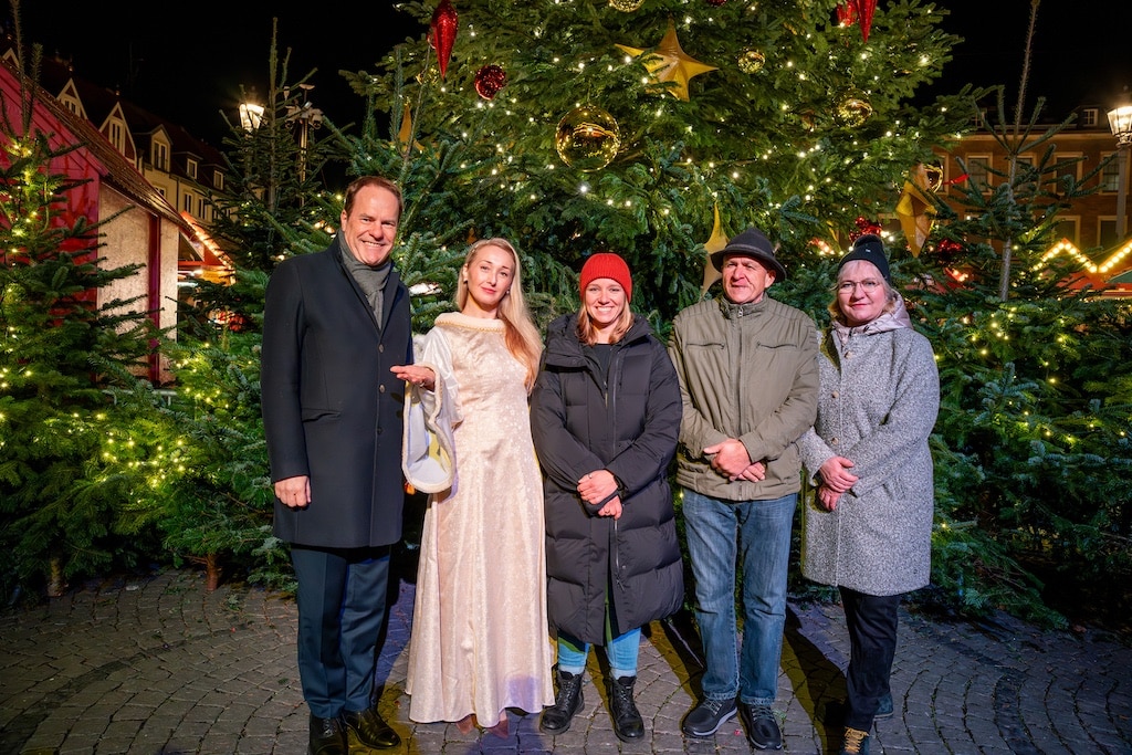Oberbürgermeister Dr. Stephan Keller und Kim Dorn, Projektleiterin Düsseldorfer Weihnachtsmarkt D.LIVE, Schausteller Otto Kaiser und die Schaustellerin Edeltraud Jakob © D.LIVE / Kai Kuczera 