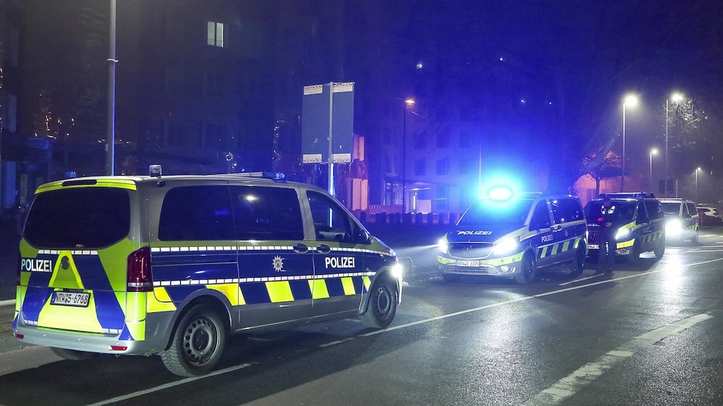 Großeinsatz der Polizei am Neuen Zollhof in Düsseldorf