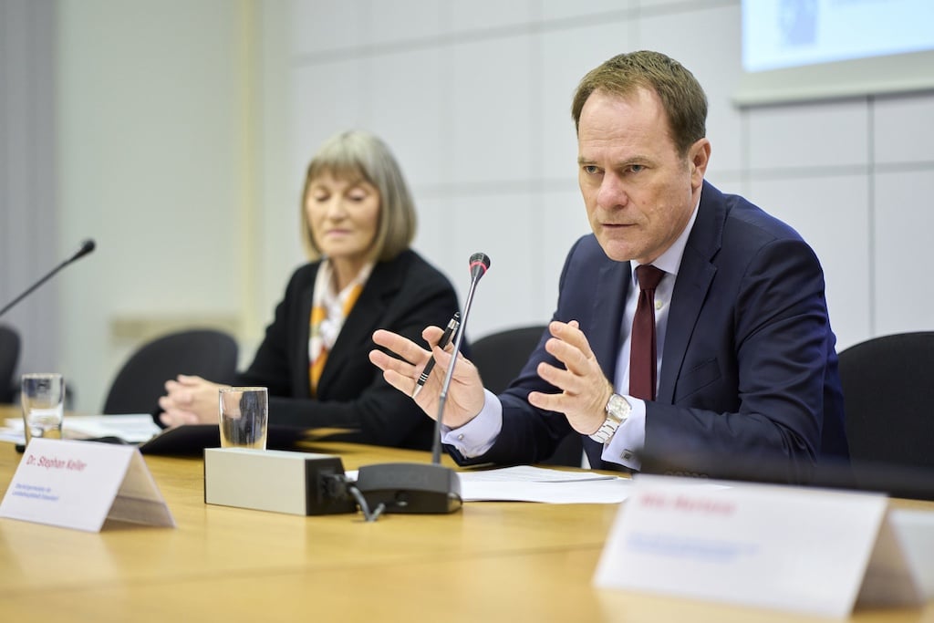 In der Ratssitzung am 11. Dezember 2025 bringen Oberbürgermeister Dr. Stephan Keller und Stadtkämmerin Dorothée Schneider den Entwurf der Haushaltssatzung für das Jahr 2026 ein. Diesen stellten sie vorab in einem Pressegespräch vor © Landeshauptstadt Düsseldorf/Claus Langer