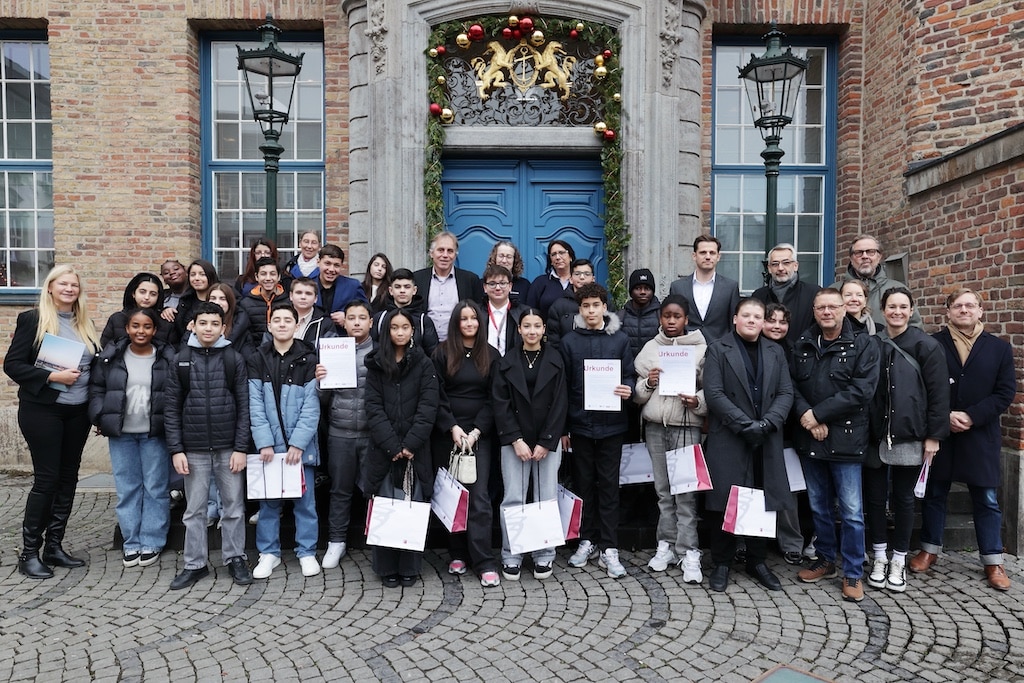 29 Schülerinnen und Schüler sind von Mobilitätsdezernent Jochen Kral, Kriminaloberrat Christoph Simon von der Polizei und Michael Strotmann von der Rheinbahn am Mittwoch, 3. Dezember, im Rathaus offiziell zu Fahrzeugbegleitern © Landeshauptstadt Düsseldorf/David Young