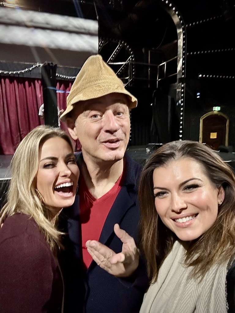 Moderatorion & Initiatorin Sarah Valentina Winkhaus mit Tom Gerhardt und Künstlerin Giselle Ludwig freuen sich auf den Abend des 19.12.25. Foto: Privat Moderatorion & Initiatorin Sarah Valentina Winkhaus mit Tom Gerhardt und Künstlerin Giselle Ludwig freuen sich auf den Abend des 19.12.25. Foto: Privat