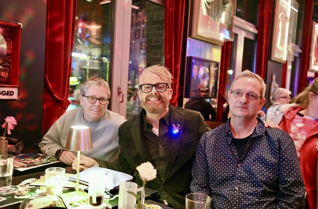 Weihnachtsglühen mit Ross Antony begeistert Gäste im Schlager Café