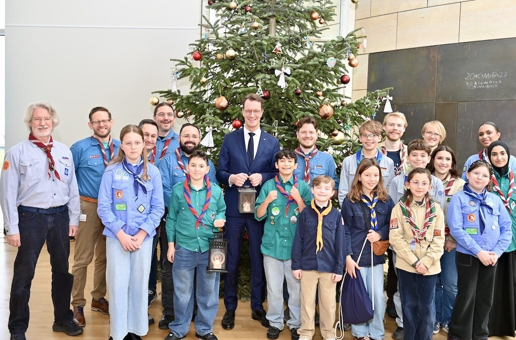 Pfadfinder bringen Friedenslicht in den Landtag