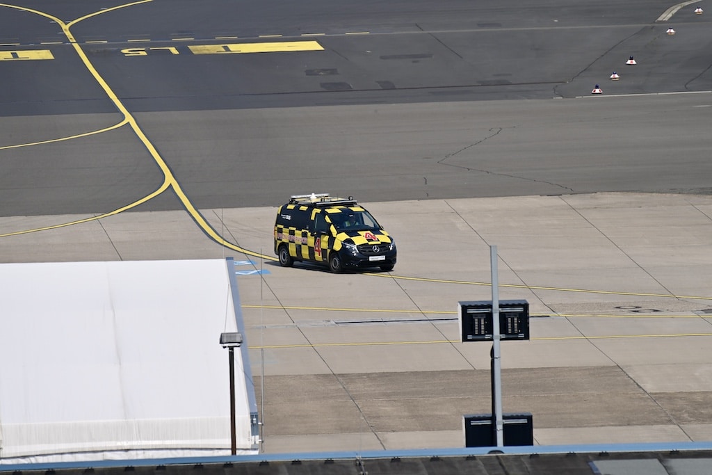 Vom alten Tower bis zur modernen Feuerwache: Die exklusive Rundfahrt am 05. Mai 2026 bietet einmalige Einblicke in die Flughafenwelt. © Lokalbüro