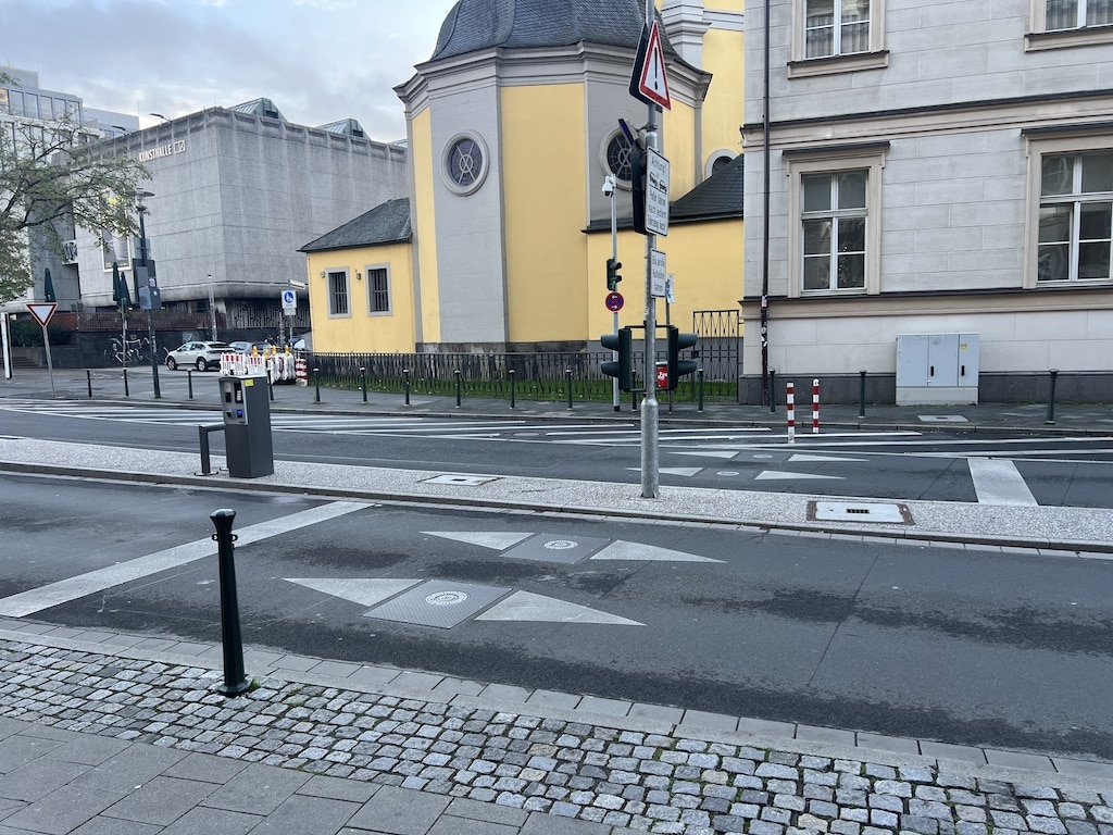Die reparierte Hubpolleranlage in der Mühlenstraße © Lokalbüro