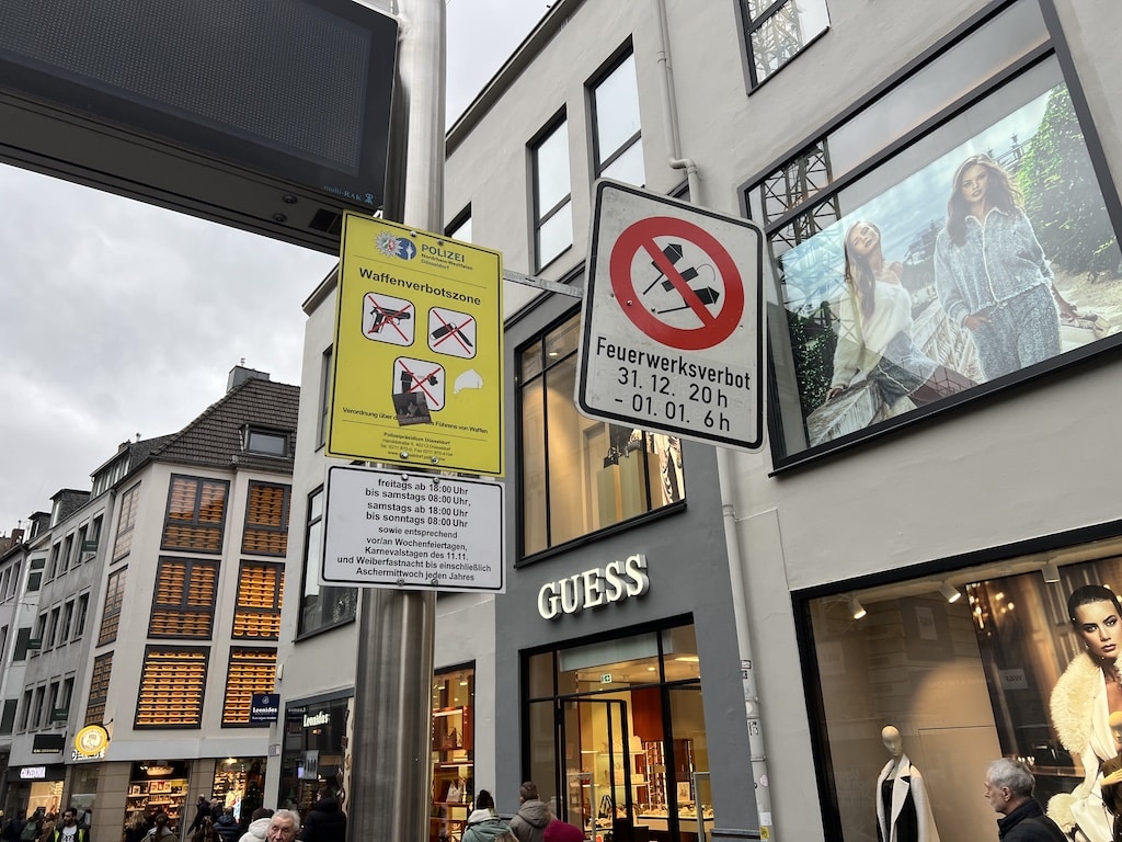 Seit heute hängen überall in der Altstadt Feuerverbots Schilder © Lokalbüro
