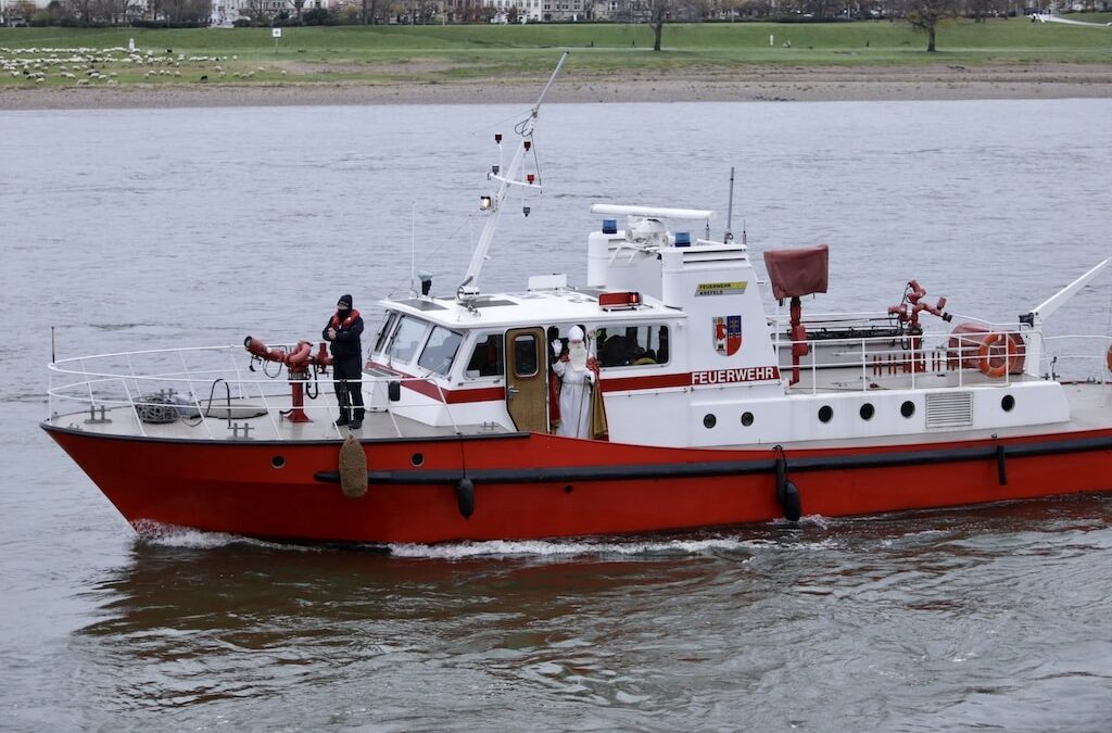 Nikolaus begeistert Düsseldorfer Kinder – Festlicher Empfang im Rathaus