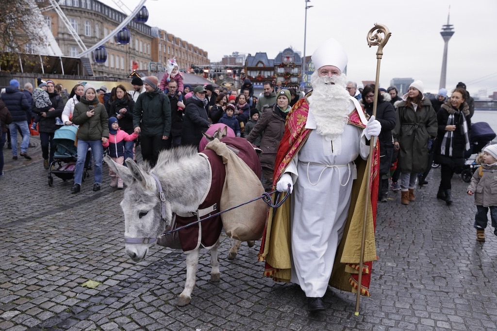 Begleitet von den kleinen Eseln Lilly und Jopie macht sich der Nikolaus nach seiner Ankunft auf auf den Weg zur Basilika St. Lambertus am Stiftsplatz. © Landeshauptstadt Düsseldorf/Ingo Lammert