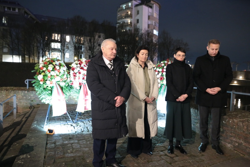 Gedenkstunde an ermordete Sinti und Roma am Mahnmal Ehra mit Roman Franz, Miriam Koch, Josefine Paul und Thomas Schürmann (v.l.) © Landeshauptstadt Düsseldorf/Ingo Lammert