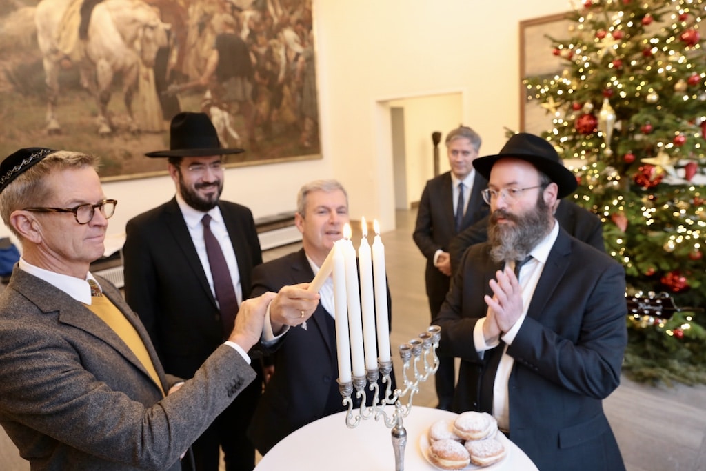 Bürgermeister Josef Hinkel entzündet die Chanukka-Kerzen gemeinsam mit Rabbiner Schimon Levin, Dr. Oded Horowitz und  und Rabbiner Chaim Barkhan (v.l.), im Hintergrund Bastian Fleermann. ©  Landeshauptstadt Düsseldorf/Ingo Lammert
