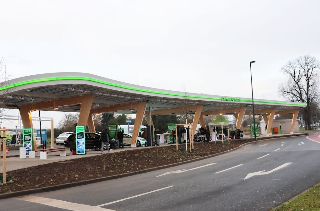 Stadtwerke Düsseldorf eröffnen überdachten Schnell-Ladepark an der Fährstraße