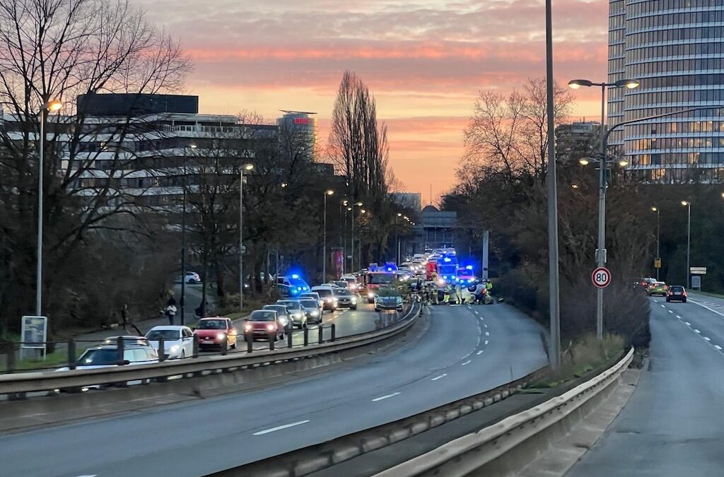 Kennedydamm gesperrt – Fahrzeug überschlägt sich.