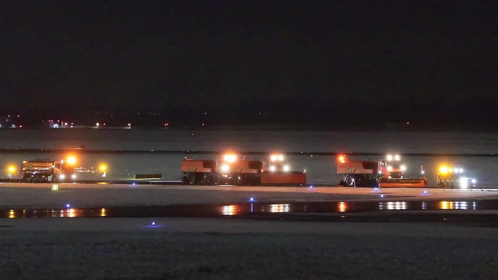 Schneefall bringt Flugverkehr in Düsseldorf zeitweise ins Stocken