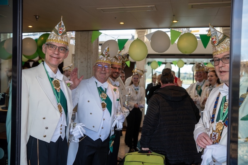 Närrische Schiffstour der WEISSFRÄCKE: Karneval zwischen Düsseldorf, Bonn und&nbsp;Köln