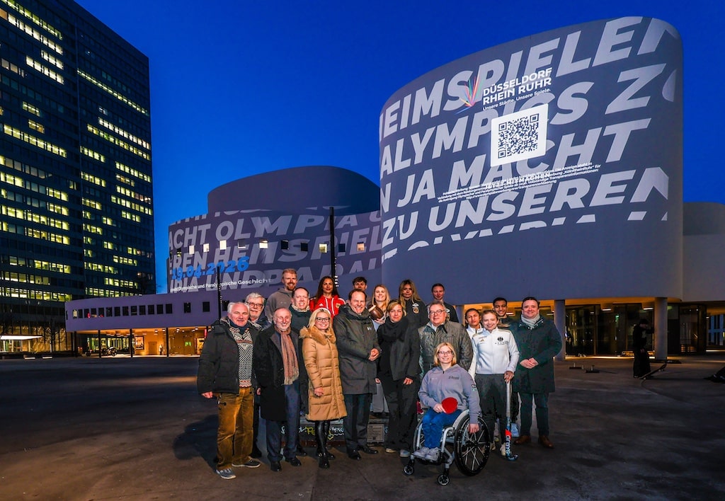 Um die Menschen in Nordrhein-Westfalen im Vorfeld des Bürgerentscheids am 19. April 2026 bestmöglich zu informieren, ist eine breitangelegte Kampagne gestartet worden. Zum Auftakt hat es eine Licht-Video-Installationen am Düsseldorfer Schauspielhaus geben. Oberbürgermeister Dr. Stephan Keller konnte hierzu unter anderem die Stellvertretende NRW-Ministerpräsidentin Mona Neubauer sowie Düsseldorfer Landtagsabgeordnete und Spitzensportlerinnen und -sportler der Landeshauptstadt begrüßen, darunter die Olympia-Teilnehmerinnen Karla Borger (Beachvolleyball) und Sandra Mikolaschek, Goldgewinnerin 2024 im Para-Tischtennis in Paris.© Landeshauptstadt Düsseldorf/Melanie Zanin