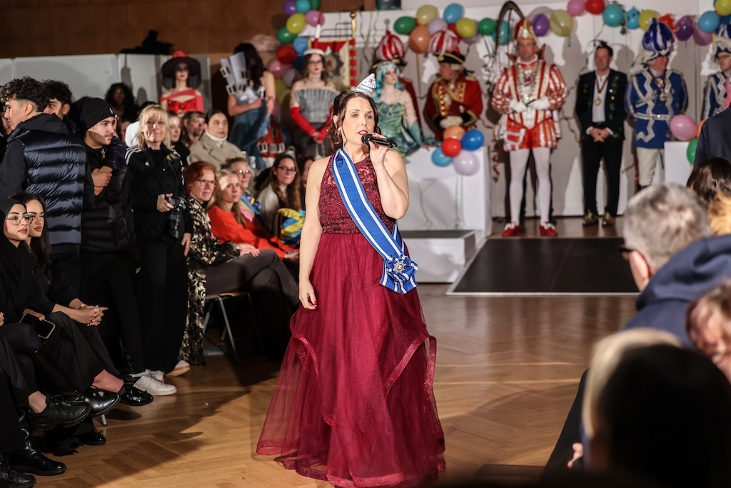 Venetia Nicole begrüßte die Schülerinnen und Schüler. © Landeshauptstadt Düsseldorf/Melanie Zanin