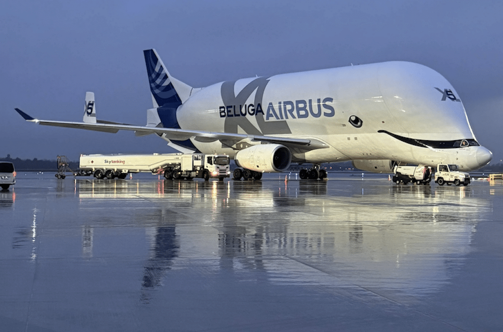 Airbus Beluga XL landet ungeplant in Düsseldorf – Wetter am Zielort sorgt für Umleitung“