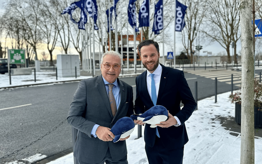 Boot-Messedirektor Petros Michelidakis (l.) mit Messe-Gechäftsführer Marius Berlemann: Die Manager posieren mit einem Blauwal-Plüschtier, dem neuen Maskottchen der Boot. Foto: Maximilian Nowroth