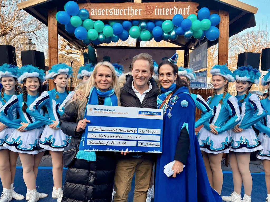 Yvonne Erdmann und Christian Erdmann übergeben den Scheck an Nicole Perger © Gabriele Schreckenberg