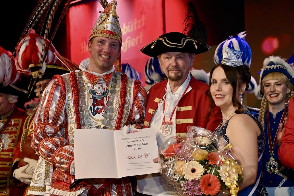 Auch eine Spende für das soziale Engagement des Prinzenpaares durfte nicht fehlen. © Lokalbüro