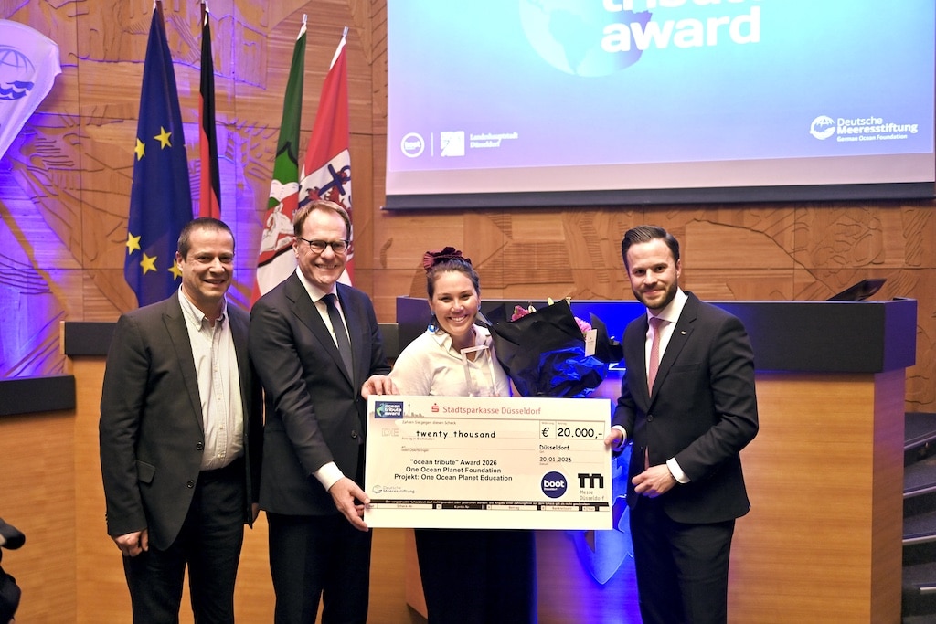 (v.l.n.r.): Frank Schweikert, Dr. Stephan Keller, Dominique Lesser (Siegerin), Marius Berlemann © Lokalbüro