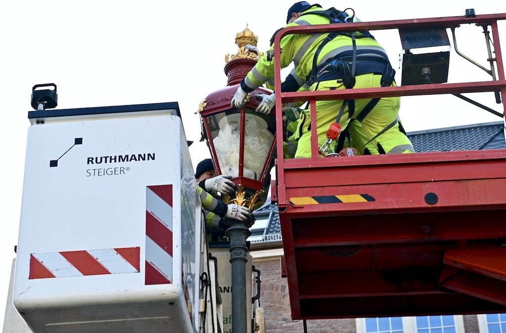 Jan Wellem erstrahlt wieder – historische Leuchten auf dem Marktplatz modernisiert