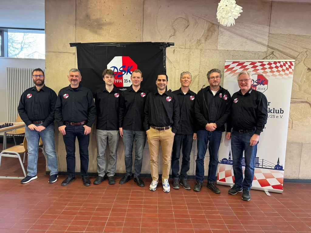 Ein Sieg, eine Niederlage – das ist die Bilanz des vergangenen Bundesliga-Wochenendes in Düssedorf (v.l.n.r.: die Großmeister Antonios Pavlidis, Victor Bologan, Casper Schoppen, Arthur Pijpers, Twan Burg , Felix Levin, Andrey Orlov und Mannschaftsführer Jan Werner – es fehlt Großmeister Ravi Haria).© Düsseldorfer SK