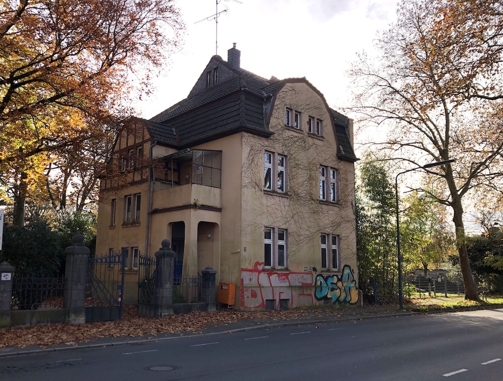 Düsseldorfs Denkmal des Monats Januar 2026: Das ehemalige städtische Dienstwohnungsgebäude am Friedhof Eller soll bald instandgesetzt und wieder zum Wohnen genutzt werden. © Landeshauptstadt Düsseldorf/Denkmalbehörde