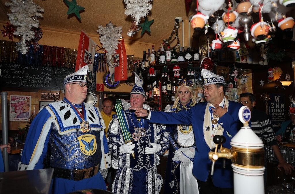 Närrische Schmetterlinge präsentieren ihr Dreigestirn für die neue Session