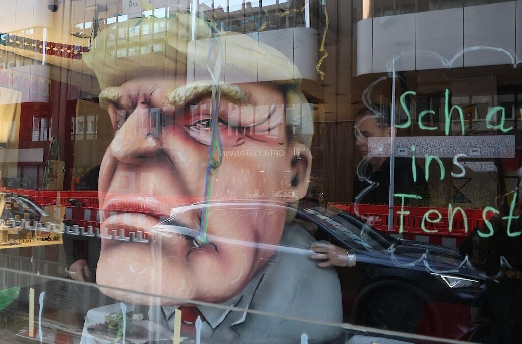 Donald Trump blickt aus dem Schaufenster