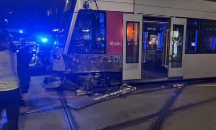 Schwerer Unfall in Flehe: Radfahrerin unter Straßenbahn eingeklemmt
